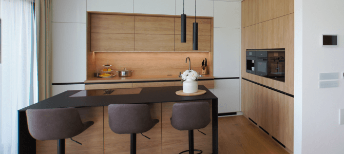 Nowoczesna garderoba z drewnianymi elementami